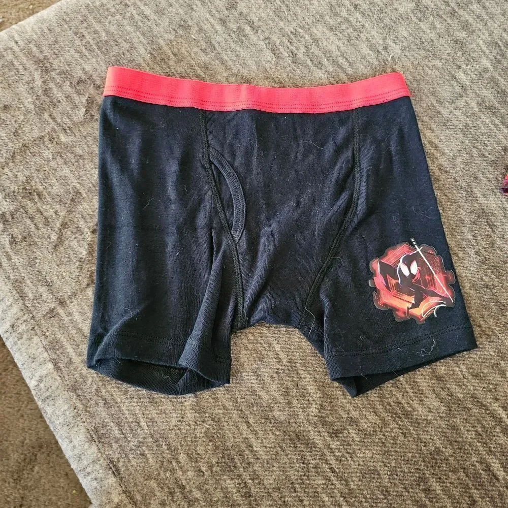 Cute little boys brand new 4 pairs Spiderman underwear size 8 boxer briefs